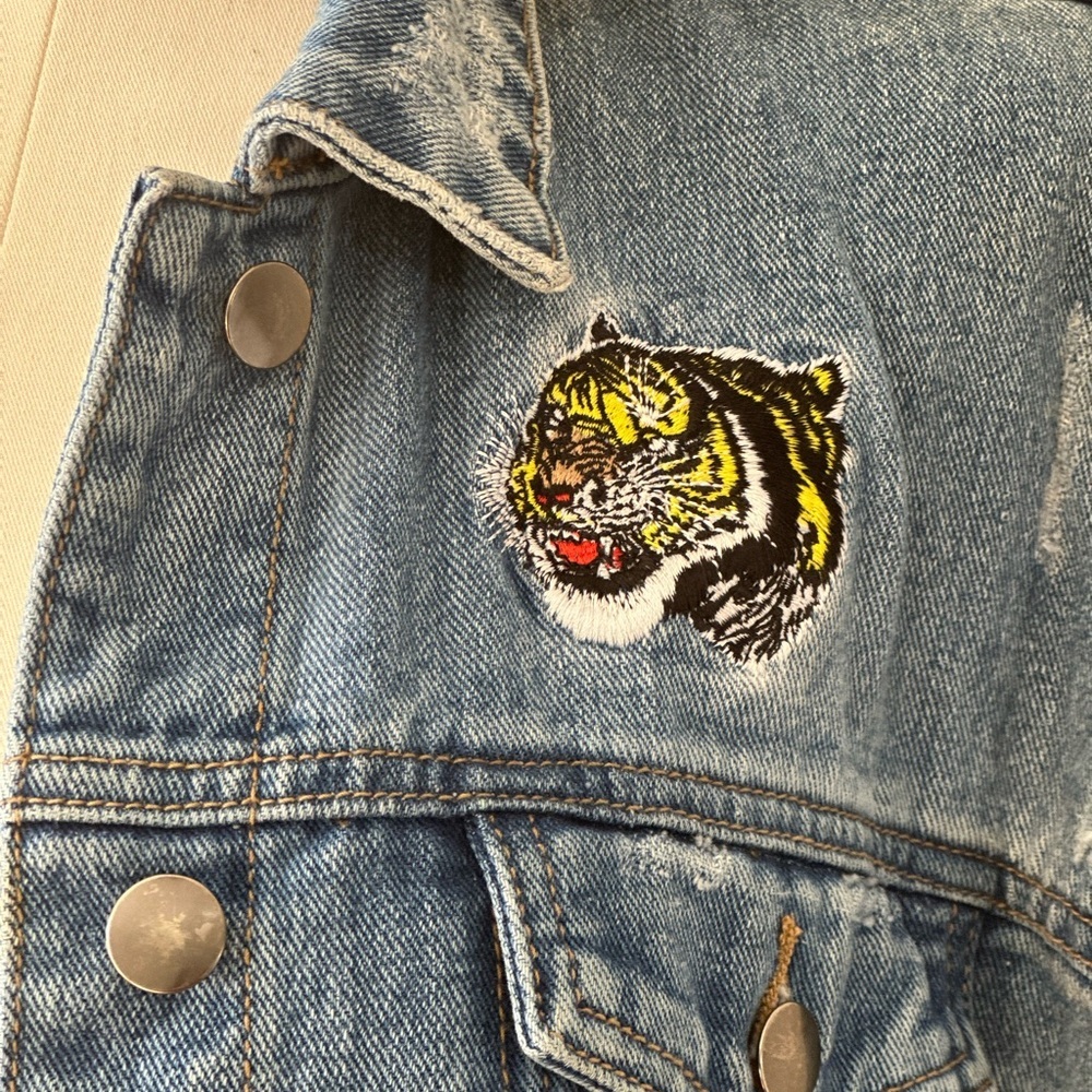F21 embroidered tiger jean jacket distressed - Picture 8 of 10